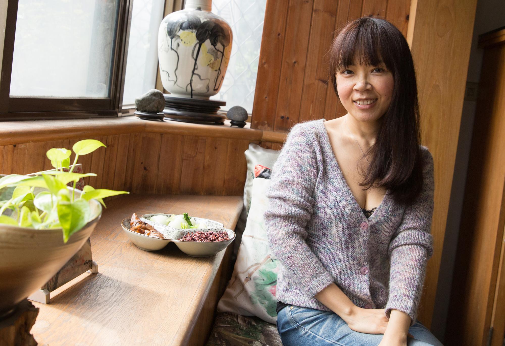 童一寧從小吃外婆準備的便當，但對外婆的過去所知甚少。去年她帶著父母走了一趟外婆當年的逃難路線，沒遇見故人，反是在食物中摸索出外婆前半生的線索。
