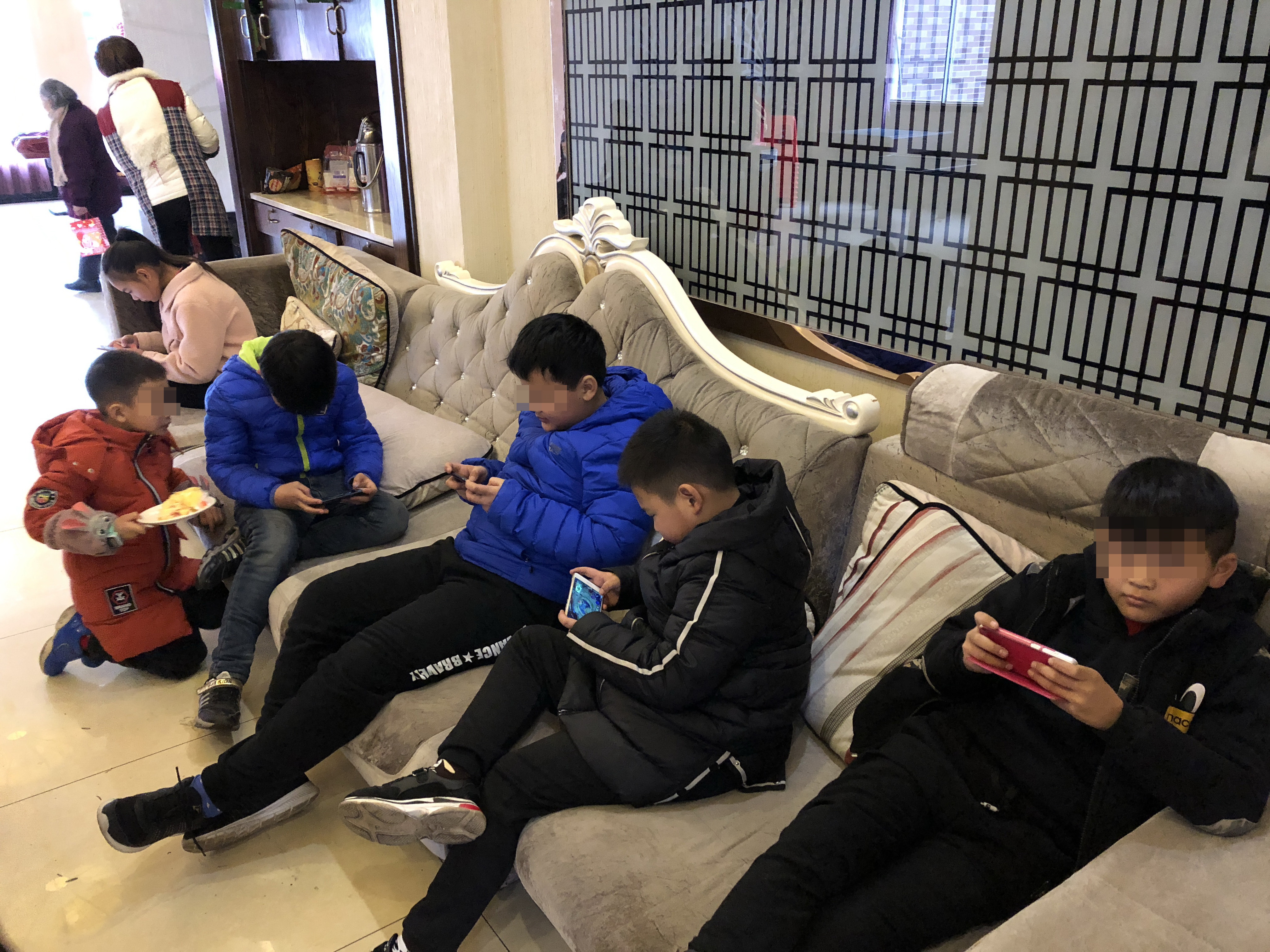 手機氾濫，兒童人手一機已是隨處可見的現象。（東方IC）