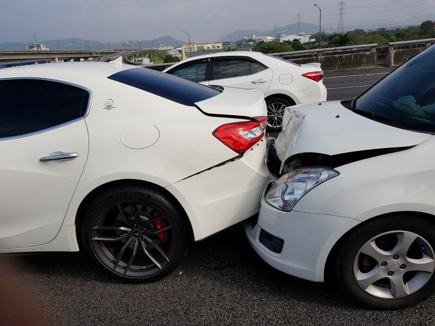 鈴木轎車車頭撞上前方的瑪莎拉蒂跑車，車頭全損，且可能賠上鉅額賠償。（台灣新聞記者聯盟資訊平台）