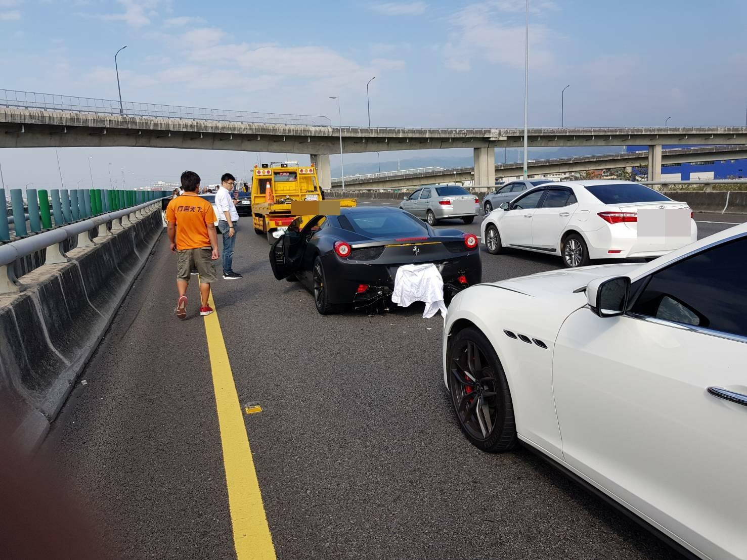 法拉利跑車也受到波及，車尾蓋著白布之處也有些微受損。（台灣新聞記者聯盟資訊平台）