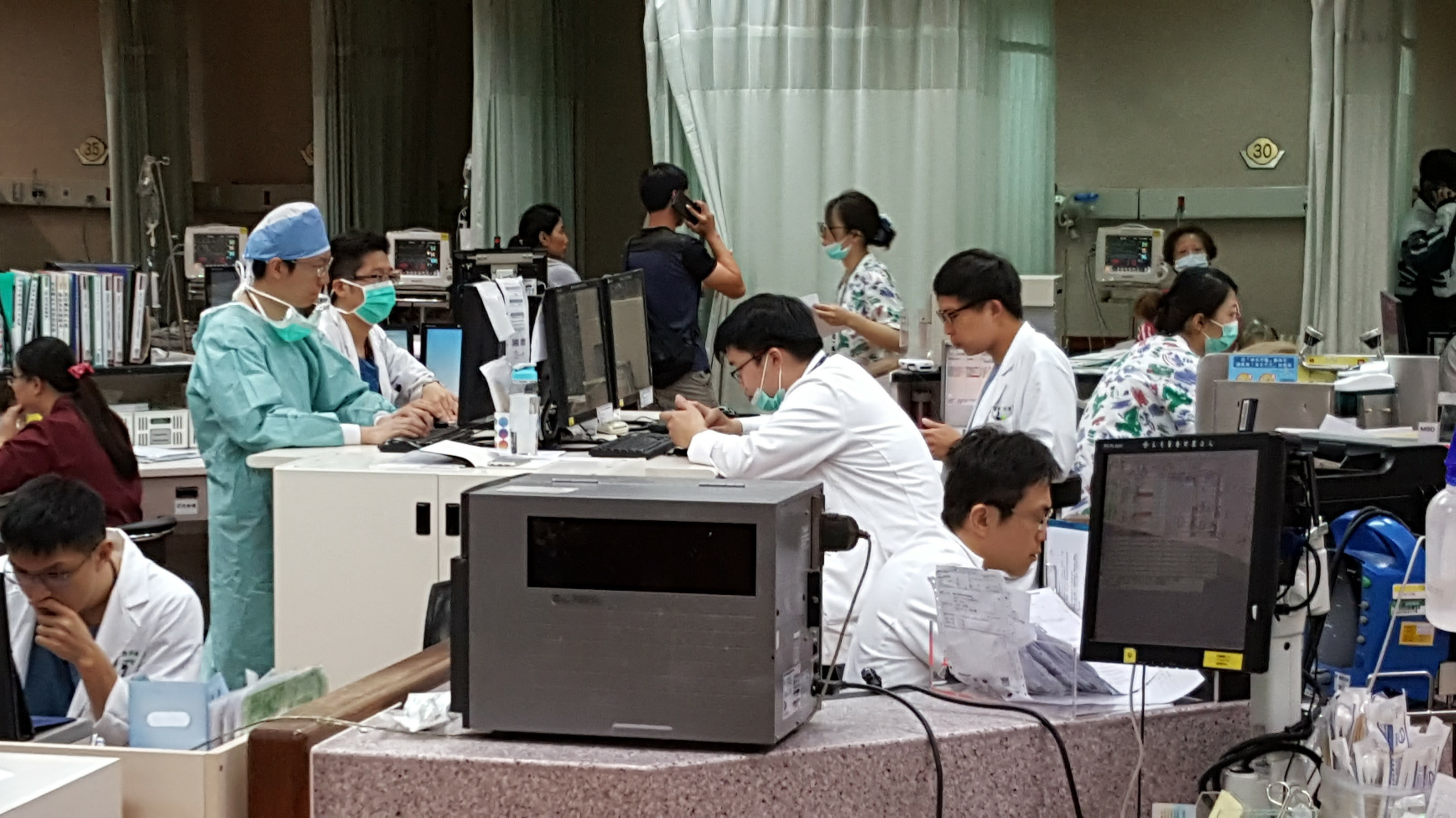 因長庚爆發急診醫師出走引來修法危機，讓透過醫院法人控股的新光、國泰、遠東和義聯集團也受到影響。