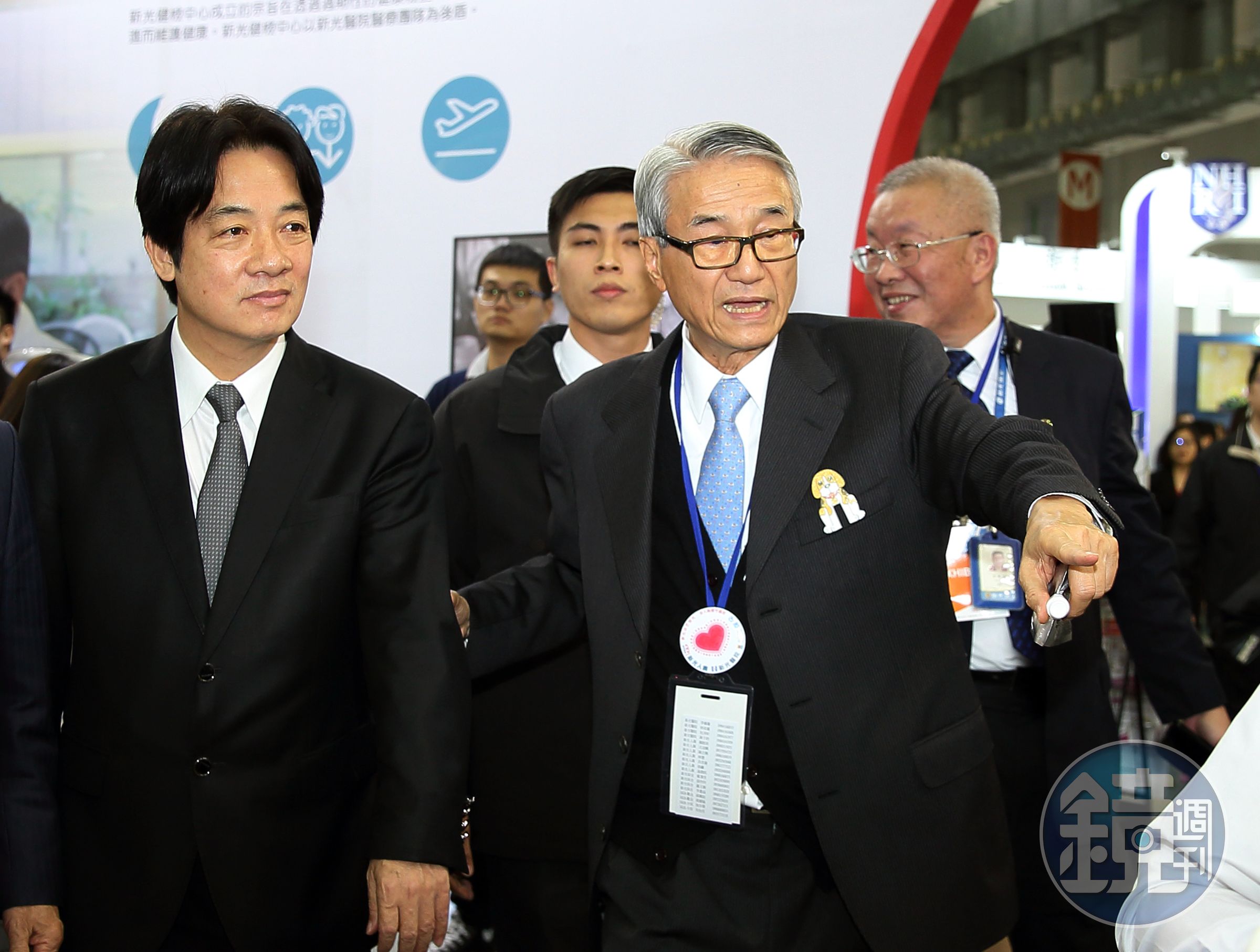 針對《醫療法》修法，新光金董事長吳東進（右）日前才公開抱怨，「早知就不辦醫院了。」