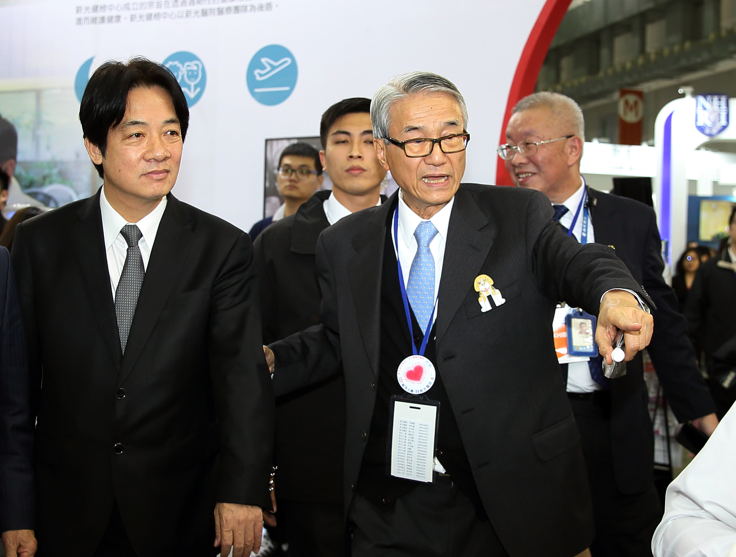 針對《醫療法》修法，新光金董事長吳東進（右）日前才公開抱怨，「早知就不辦醫院了。」