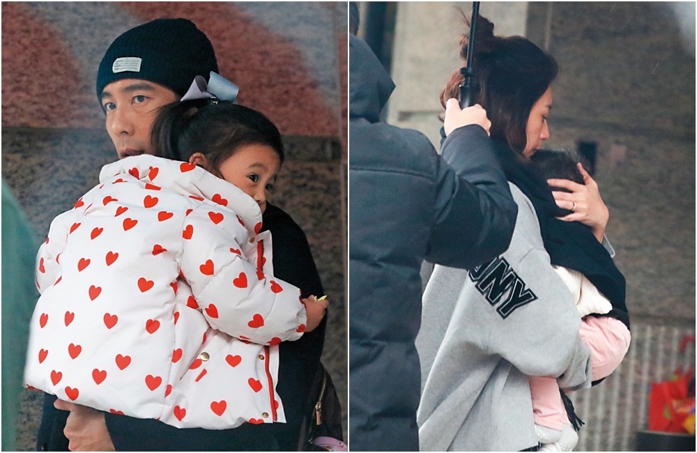 2月7日13:06，修杰楷一家四口現身中正區新建案，修杰楷抱著咘咘在騎樓下等待賈靜雯下車，賈靜雯（右）則用圍巾緊護著小女兒Bo妞下車，身旁工作人員貼身撐傘。