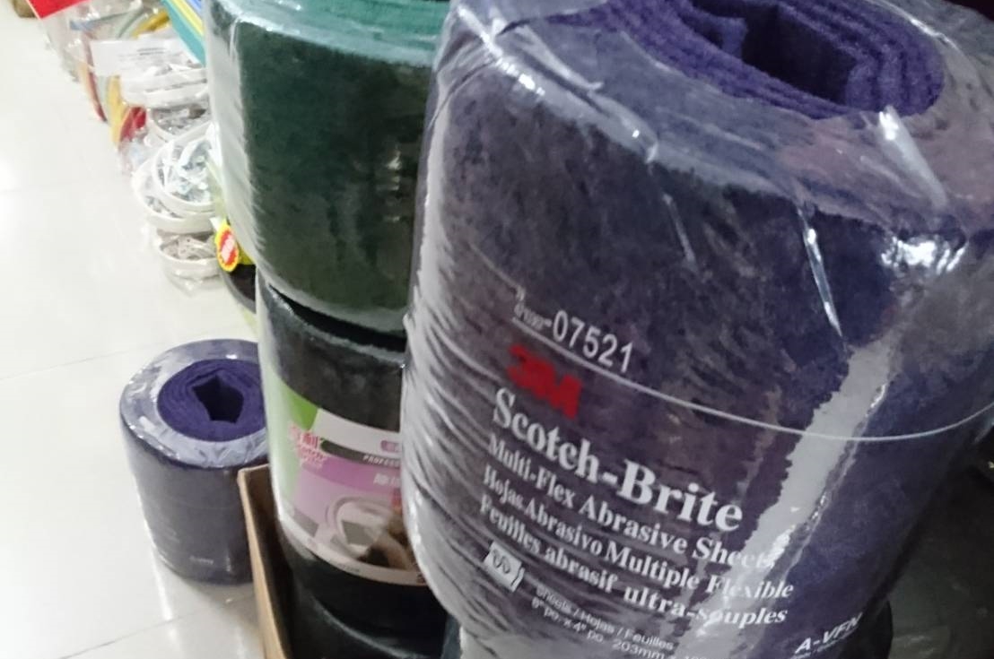 警方在市面上查獲山寨版的3M菜瓜布。（警方提供）