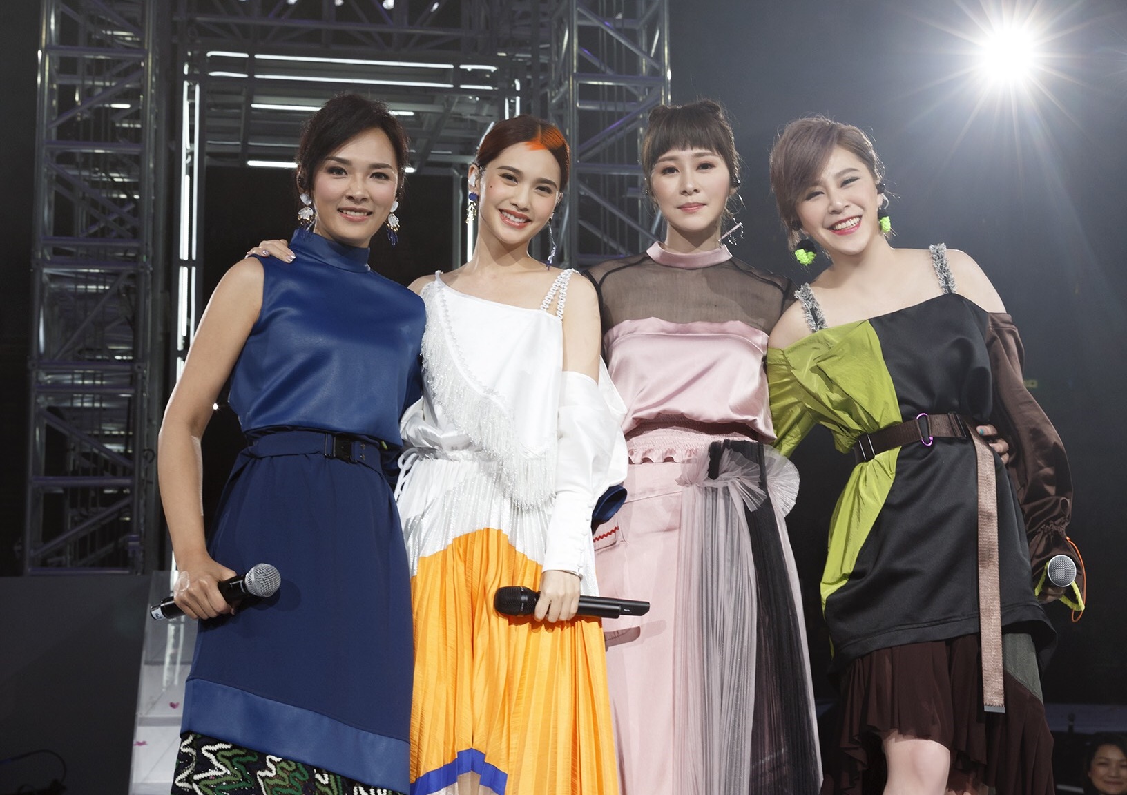 楊丞琳在香港舉辦《青春住了誰》巡演，邀來老戰友黃小柔、張棋惠、冷嘉琳，讓當年的團體4 in Love合體。（太陽娛樂提供）