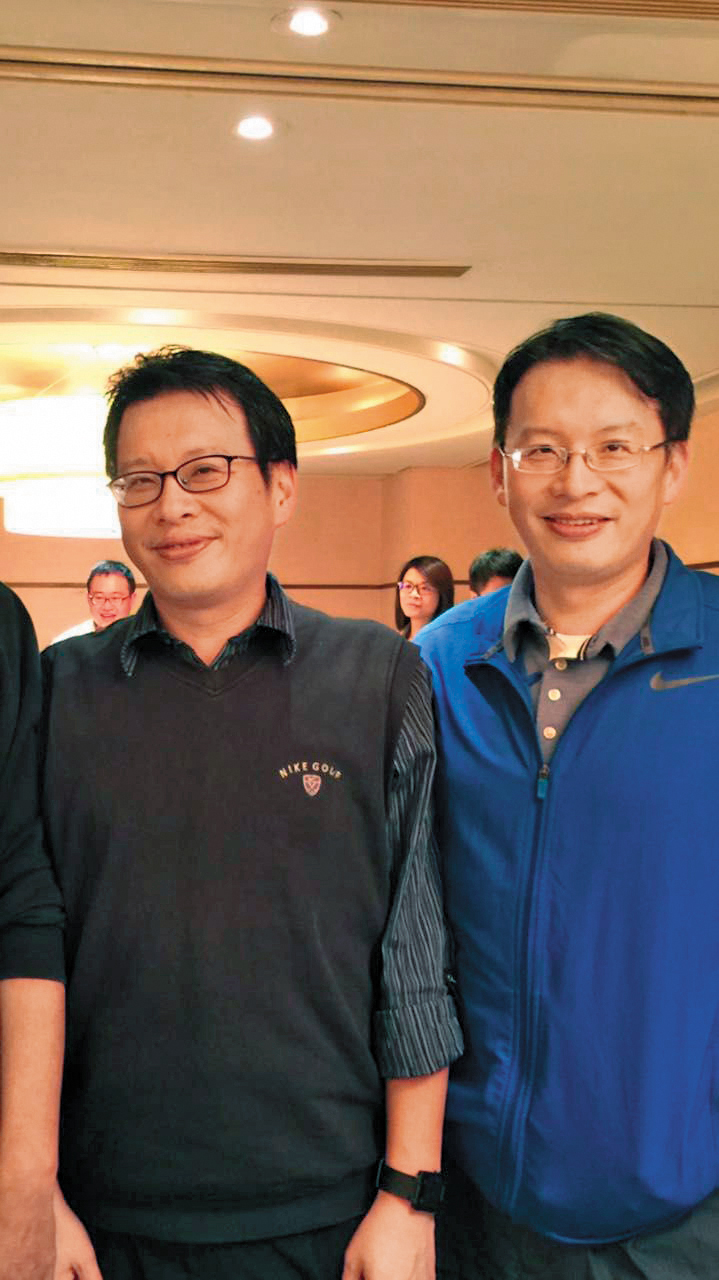 陳涵的雙胞胎兒子陳文棟(右)、陳文傑(左),被控賴債千萬元、搬檢調嗆債主。(讀者提供)