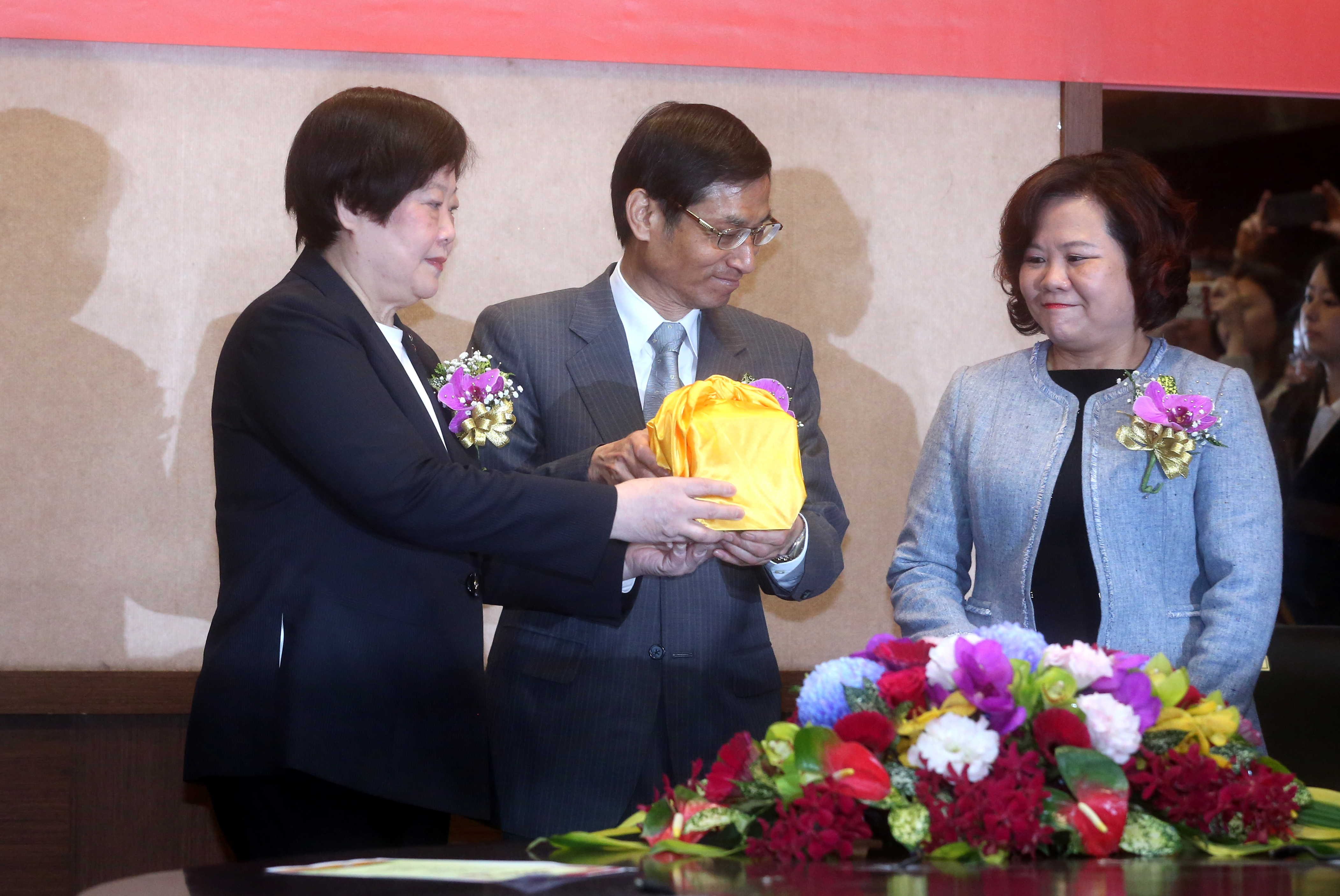勞動部今天舉行部長交接典禮，卸任部長林美珠（左），在政務委員林萬億（中）的監交下，共同把印信交接給新任部長許銘春（右）。