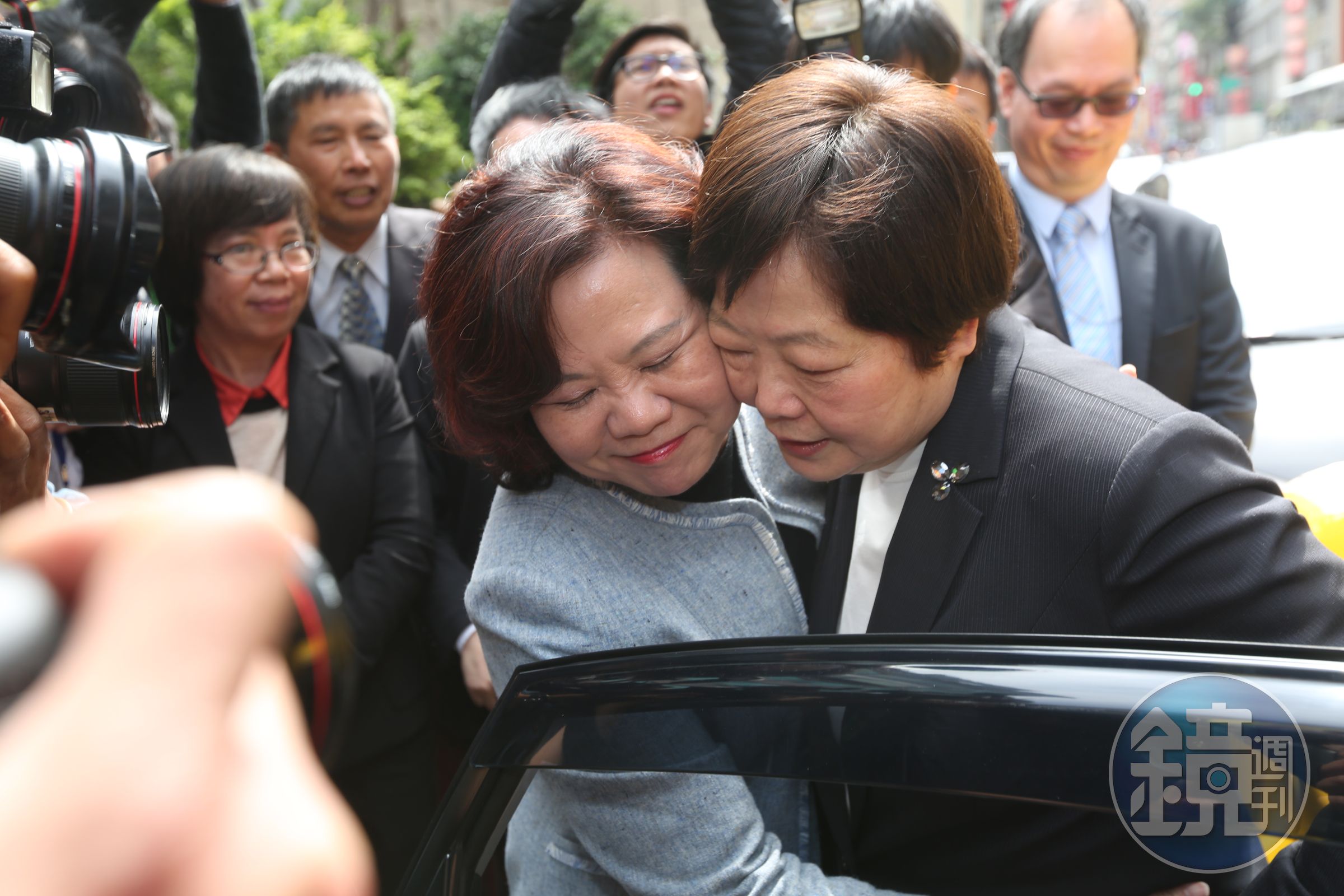 卸任部長林美珠（右）與新任部長許銘春（左），2人特別擁抱展現熱情。