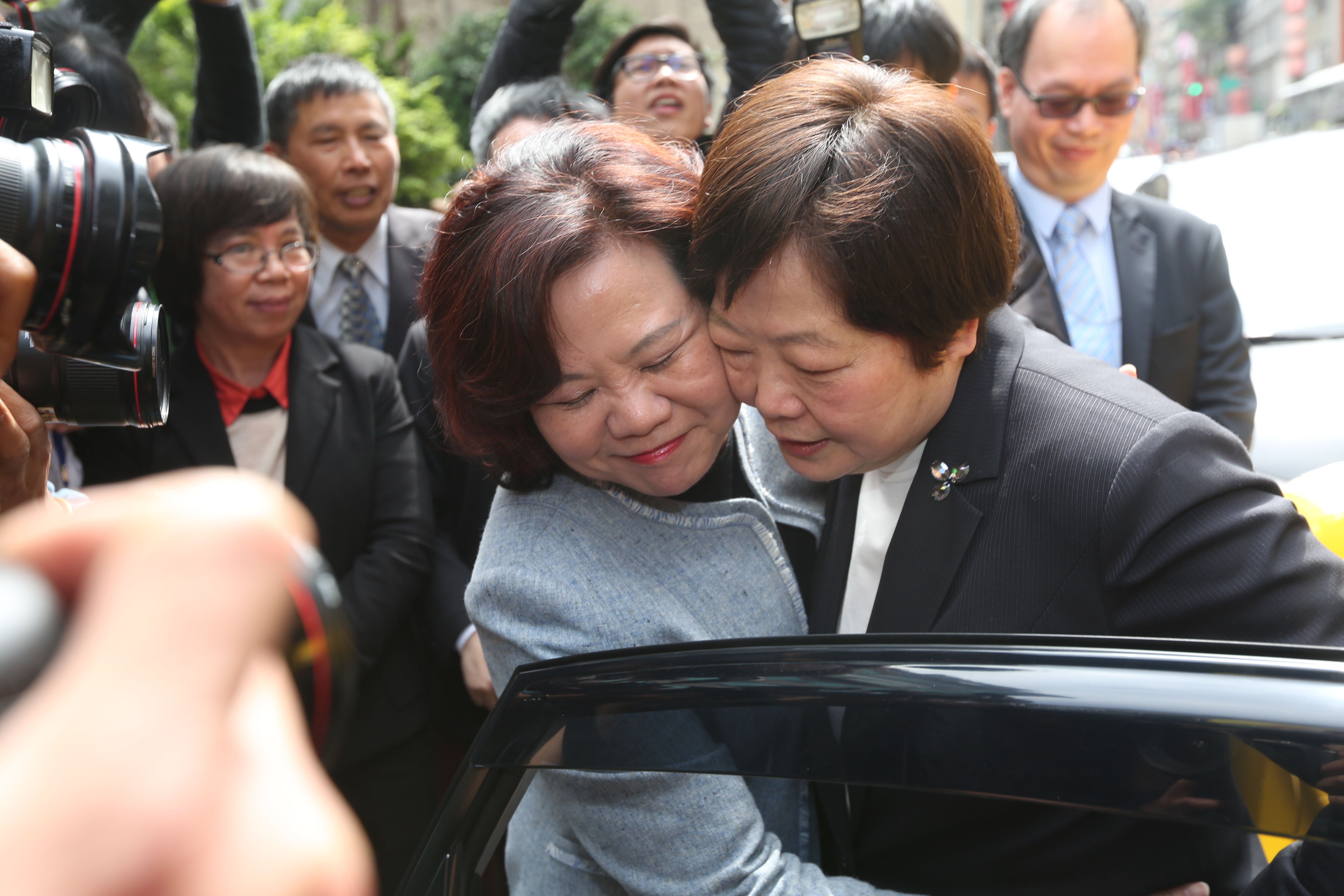 卸任部長林美珠（右）與新任部長許銘春（左），2人特別擁抱展現熱情。