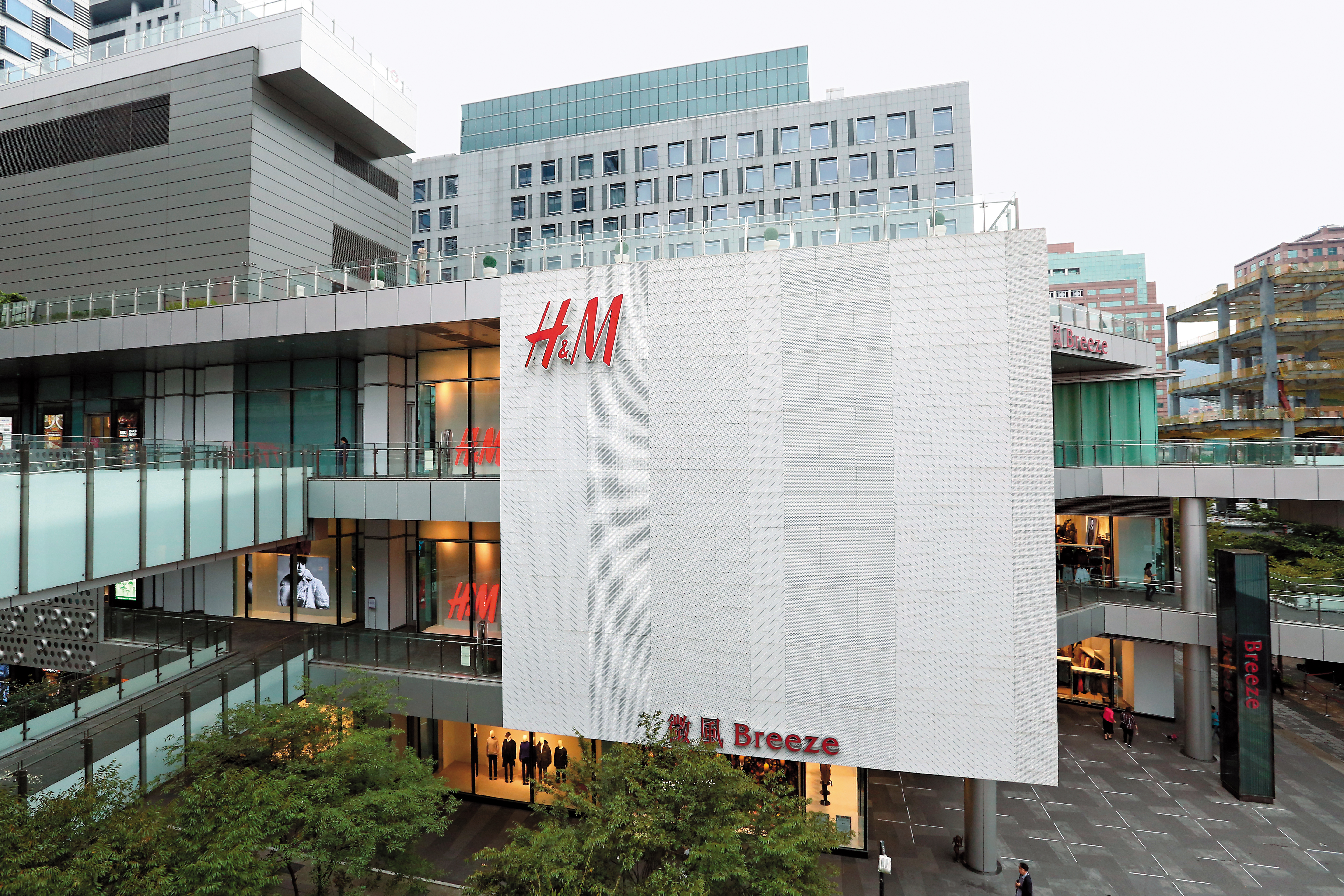 潮牌崛起後，快時尚如H&M等，紛紛面臨營收滑落的困境，台灣成衣代工業難免受影響。