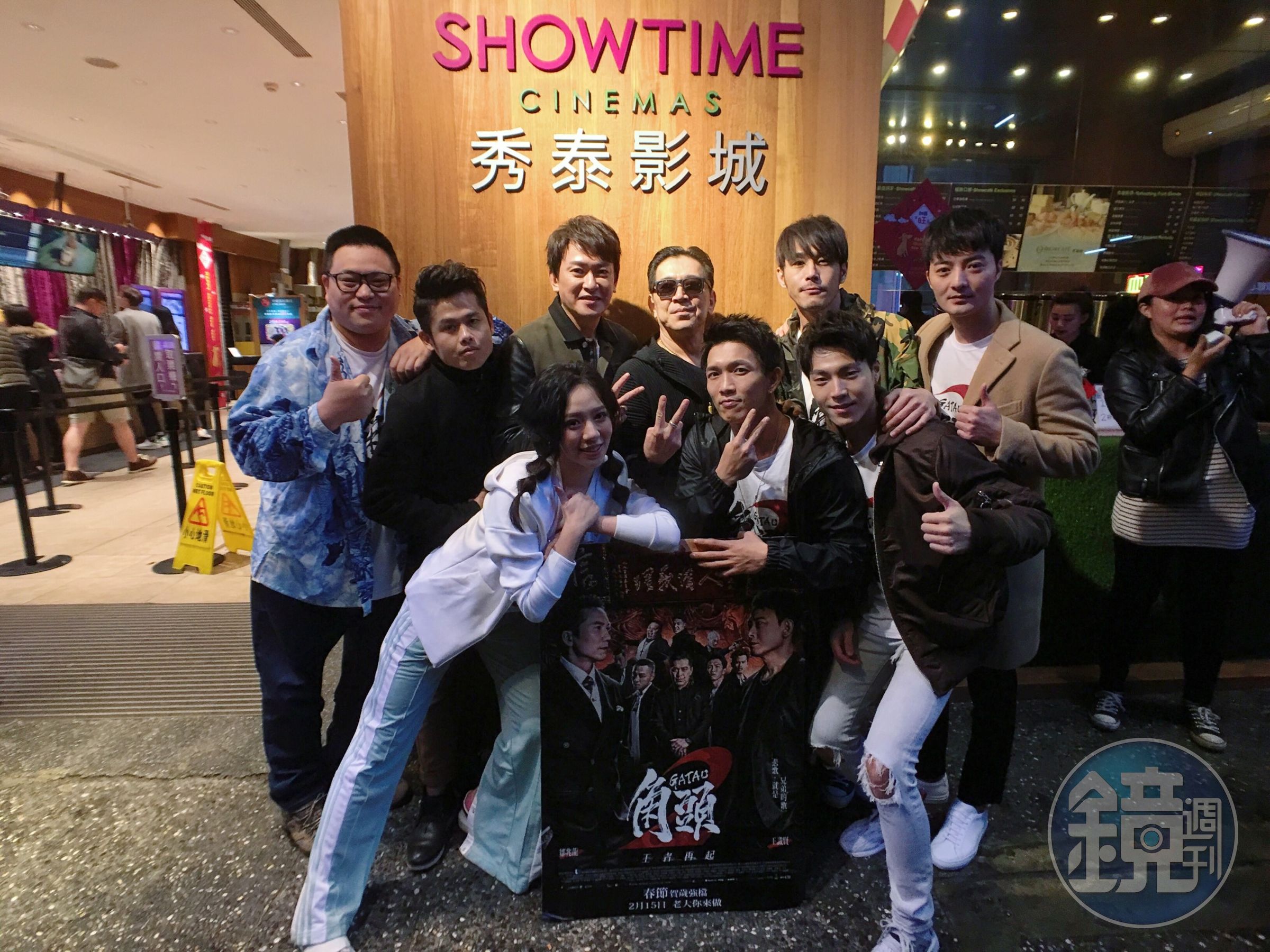 高捷與王識賢率領《角頭2》演員群連續3天「掃戲院」謝票，終站來到樓下就是片中「林森北路大械鬥」的欣欣秀泰。（齊石提供）