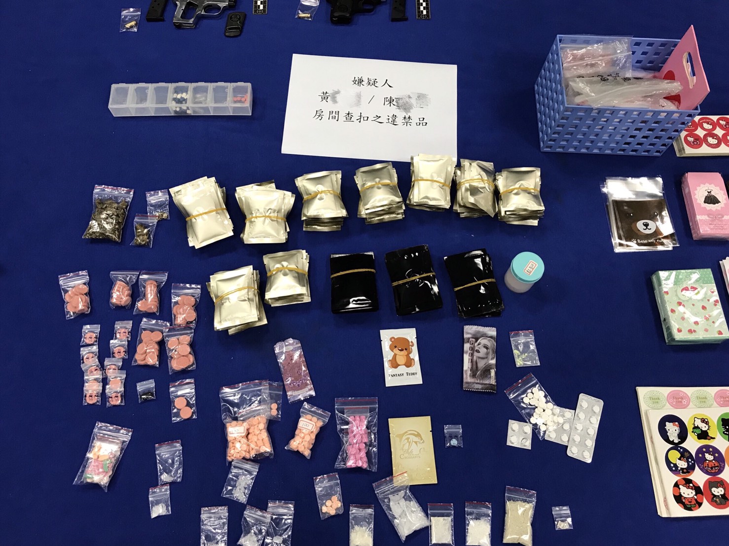 嫌犯將2把改造手槍掌心雷及2發子彈藏在iPHONE手機盒內。(信義分局提供)