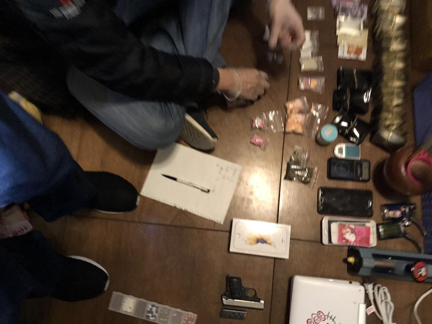 警方在3房2廳的民宅內查獲大量毒品。（信義分局提供）