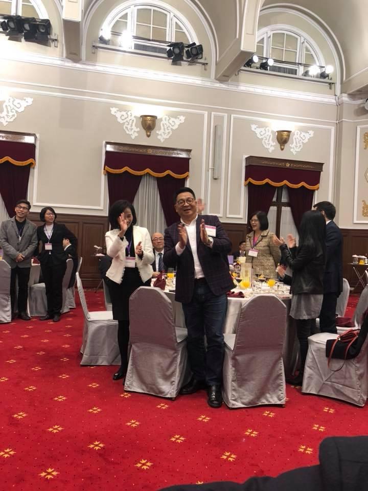 總統蔡英文今晚邀民進黨立委到總統府餐敘喝春酒，還特地表揚攜眷參加的立委。（翻攝邱議瑩臉書）