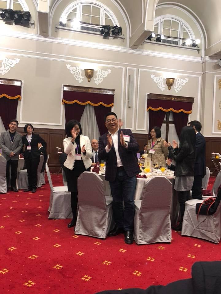 總統蔡英文今晚邀民進黨立委到總統府餐敘喝春酒，還特地表揚攜眷參加的立委。（翻攝邱議瑩臉書）