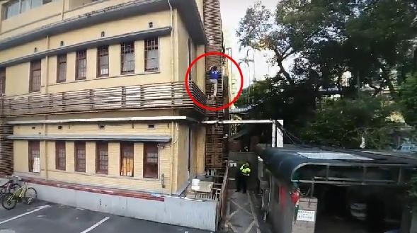 藍天行動聯盟祕書長繆德生（紅圈者）攀爬外牆時重摔，經過數天搶救醫院宣判腦死，5日拔管離世。（警政署提供）