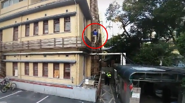 軍人年改方案本會期在立院闖關，今日反年改團體闖進立院，藍天行動聯盟祕書長繆德生（紅圈者）翻牆時重摔，送醫後傳命危。（警政署提供）