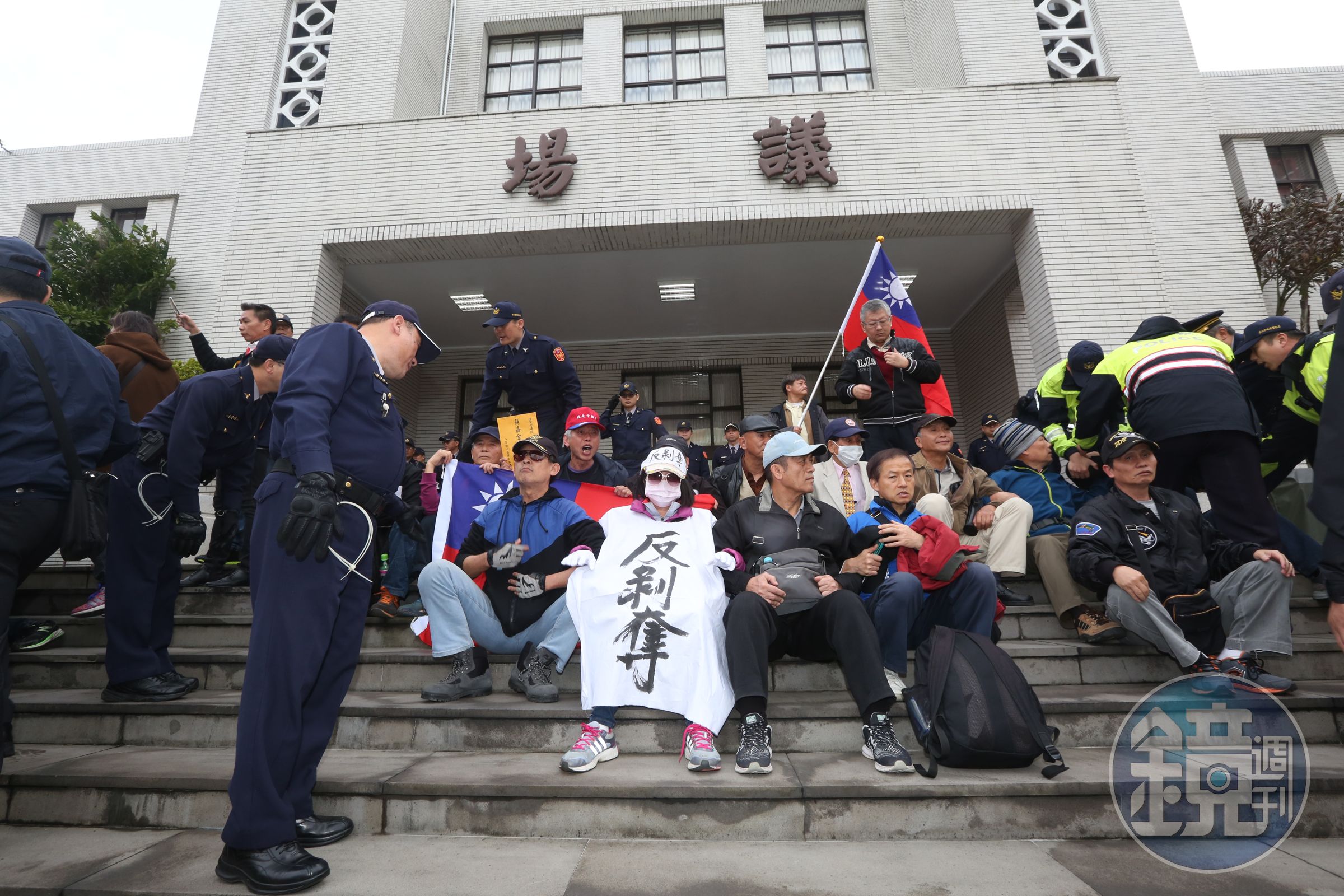 以退伍軍人為主的團體「800壯士」，今（27日）清晨推倒立院青島東路側鐵門，闖進立院與警方對峙。