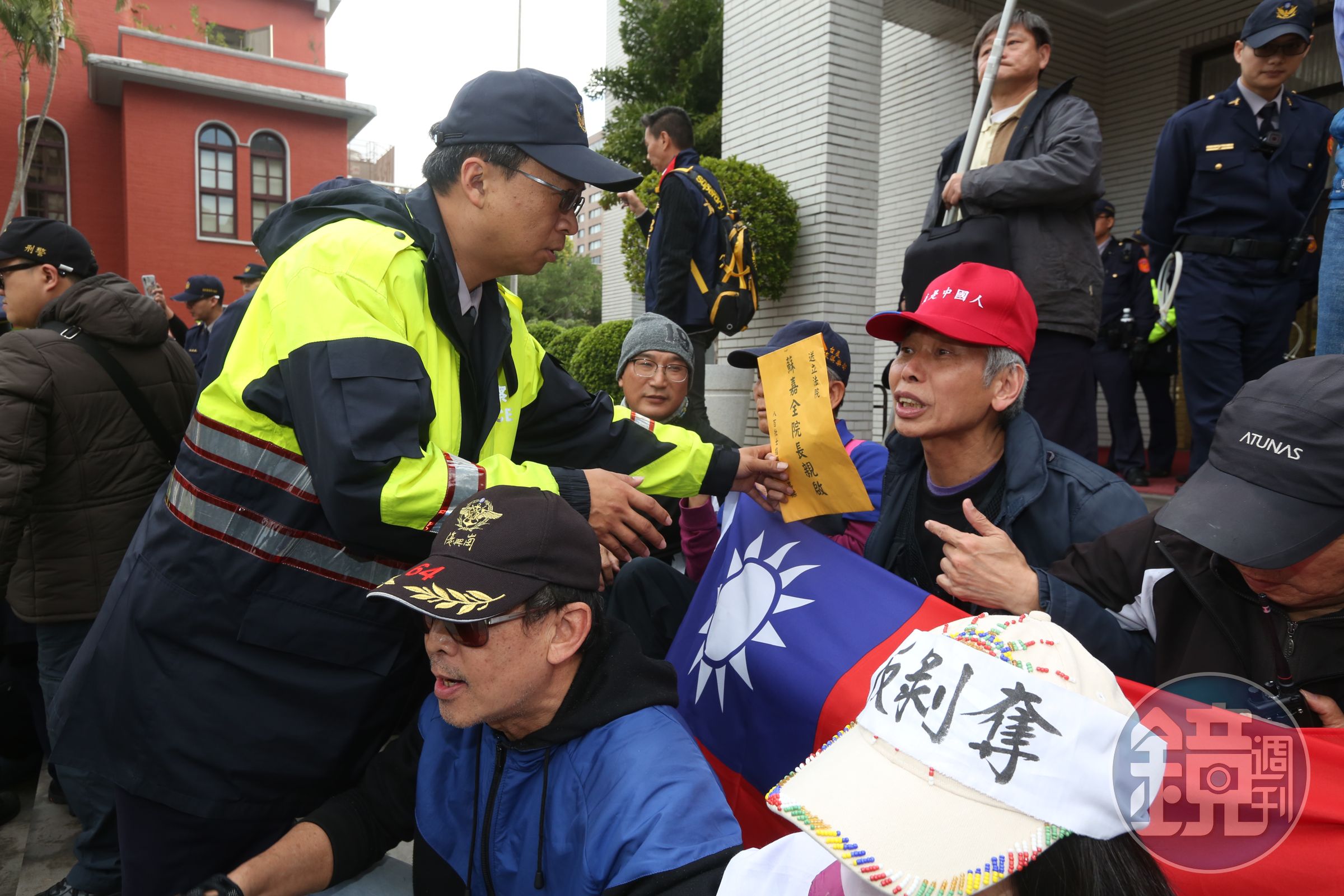 今凌晨集結突襲立法院發生意外，反年改團體手拿陳情書要交給院長蘇嘉全。