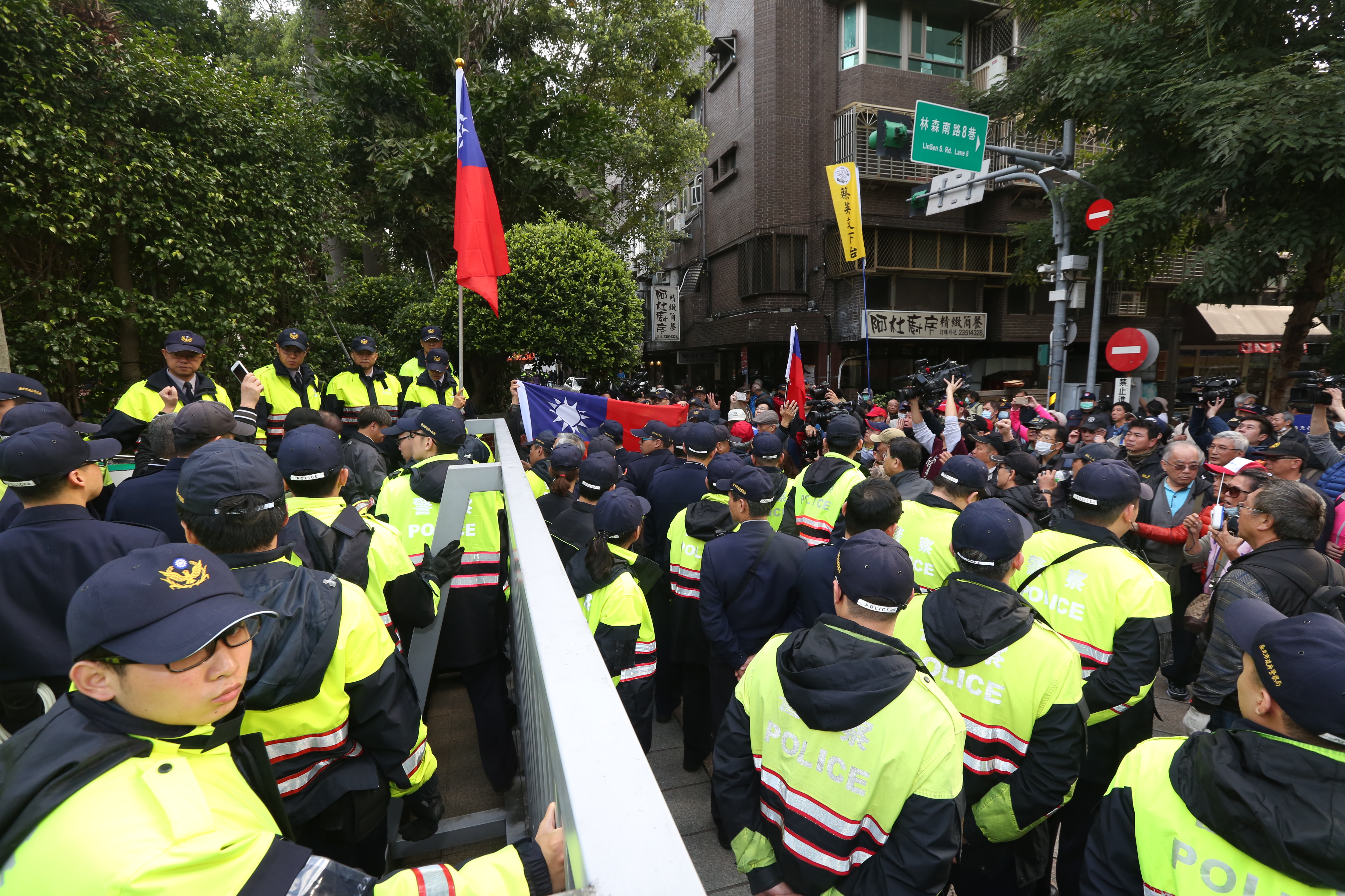 大批警力湧入現場，架開反年金改革團體「八百壯士」。