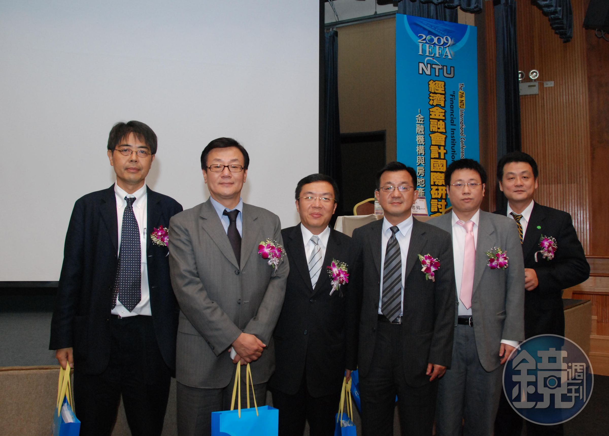 統一期貨總經理黃奕銘（右三）表示，「依照規則，只要保證金低於25%就要砍倉，因為價格持續下殺，所以雖然通知到強制清倉只有1分鐘還是要砍倉。」（翻攝自台大財金系網頁）