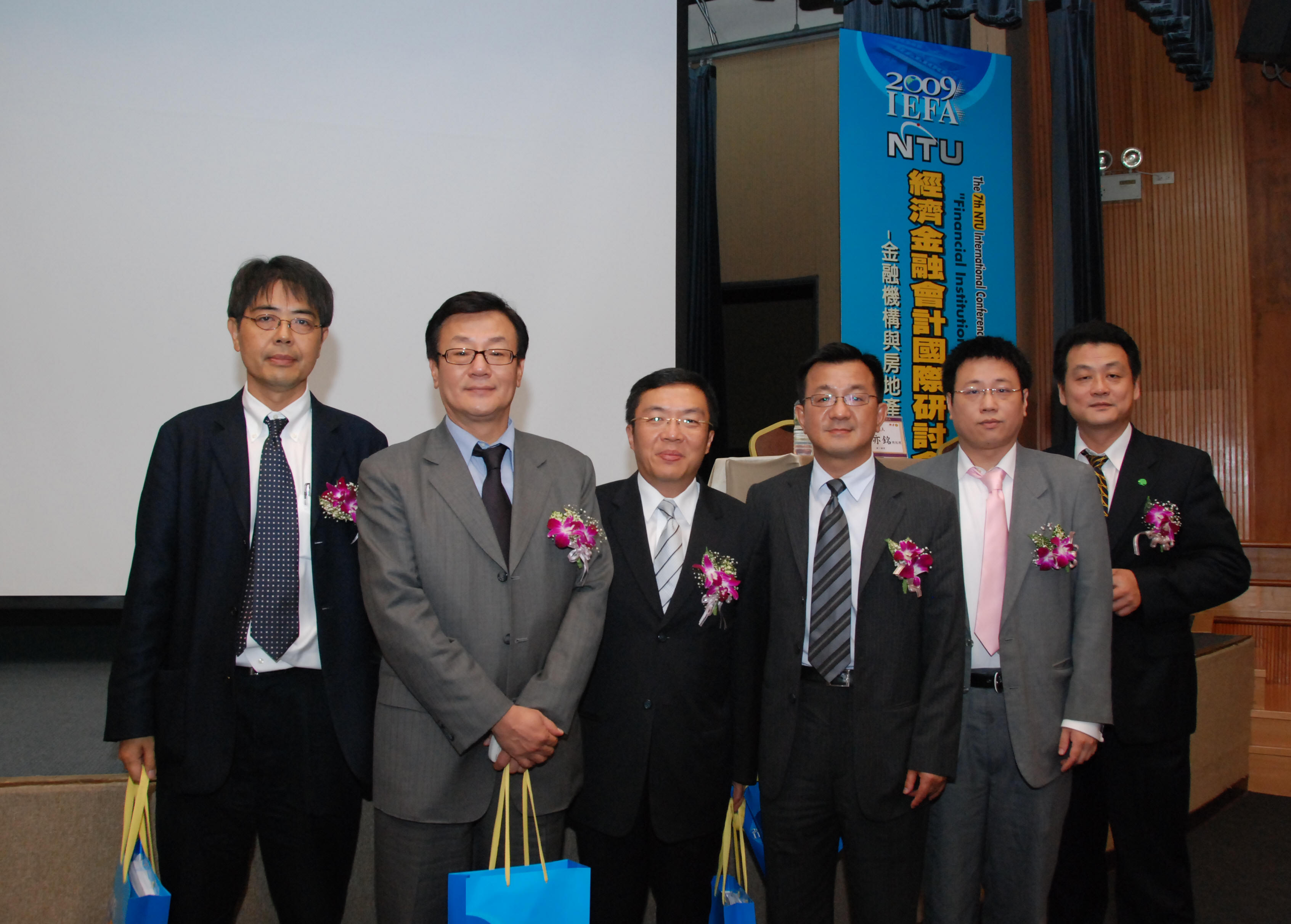 統一期貨總經理黃奕銘（右三）表示，「依照規則，只要保證金低於25%就要砍倉，因為價格持續下殺，所以雖然通知到強制清倉只有1分鐘還是要砍倉。」（翻攝自台大財金系網頁）