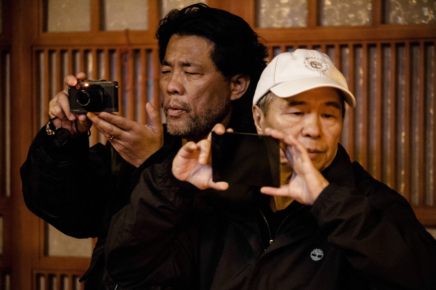 李屏賓（左）坦承和導演侯孝賢（右）合作壓力最大，因侯導常常只講感覺和味道。（光點影業提供）