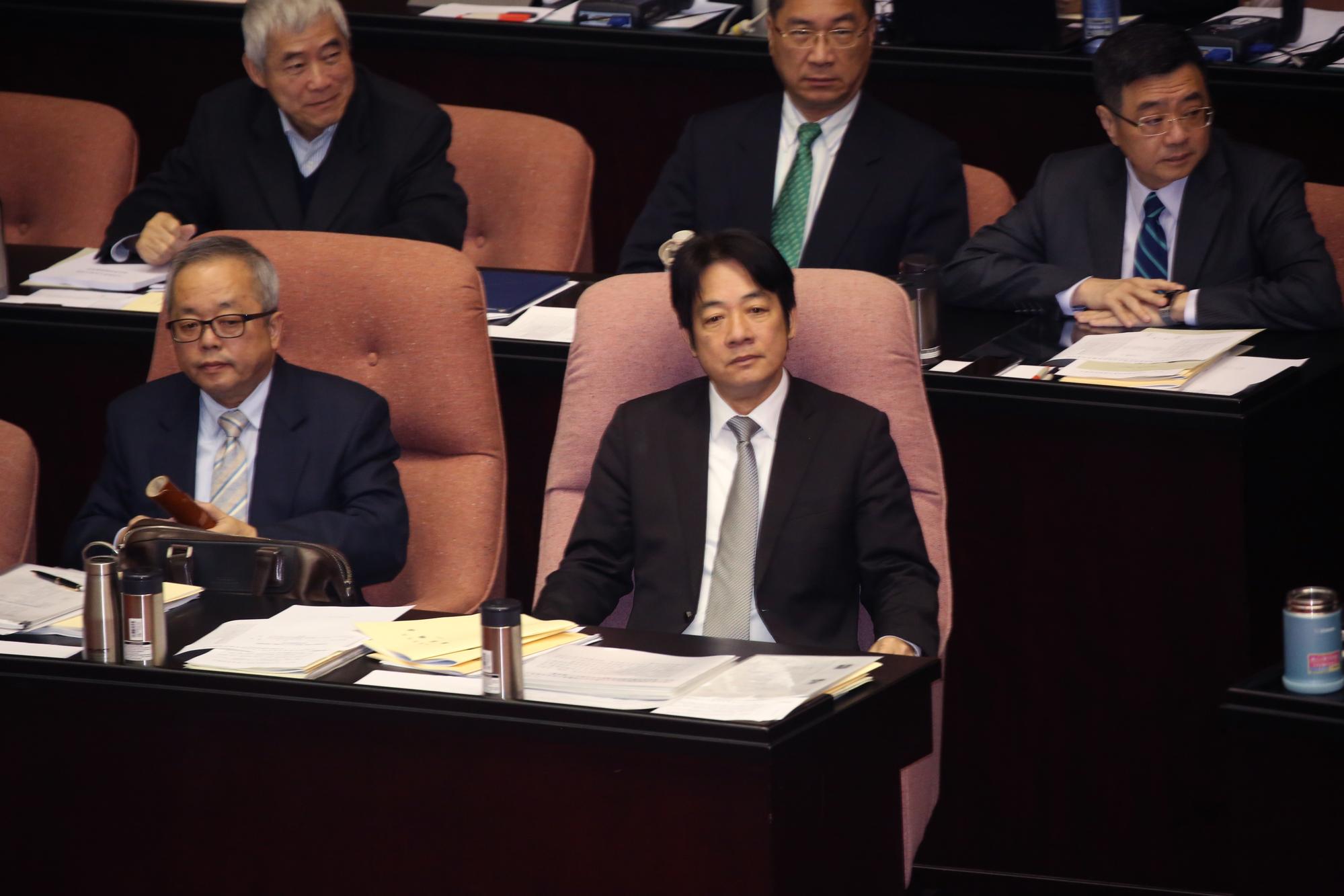 反年改團體今天清晨衝進立院，其中成員墜地受傷。赴立法院進行施政報告的行政院長賴清德表示，「把民眾帶出來的人，也要把大家安全帶回去」。