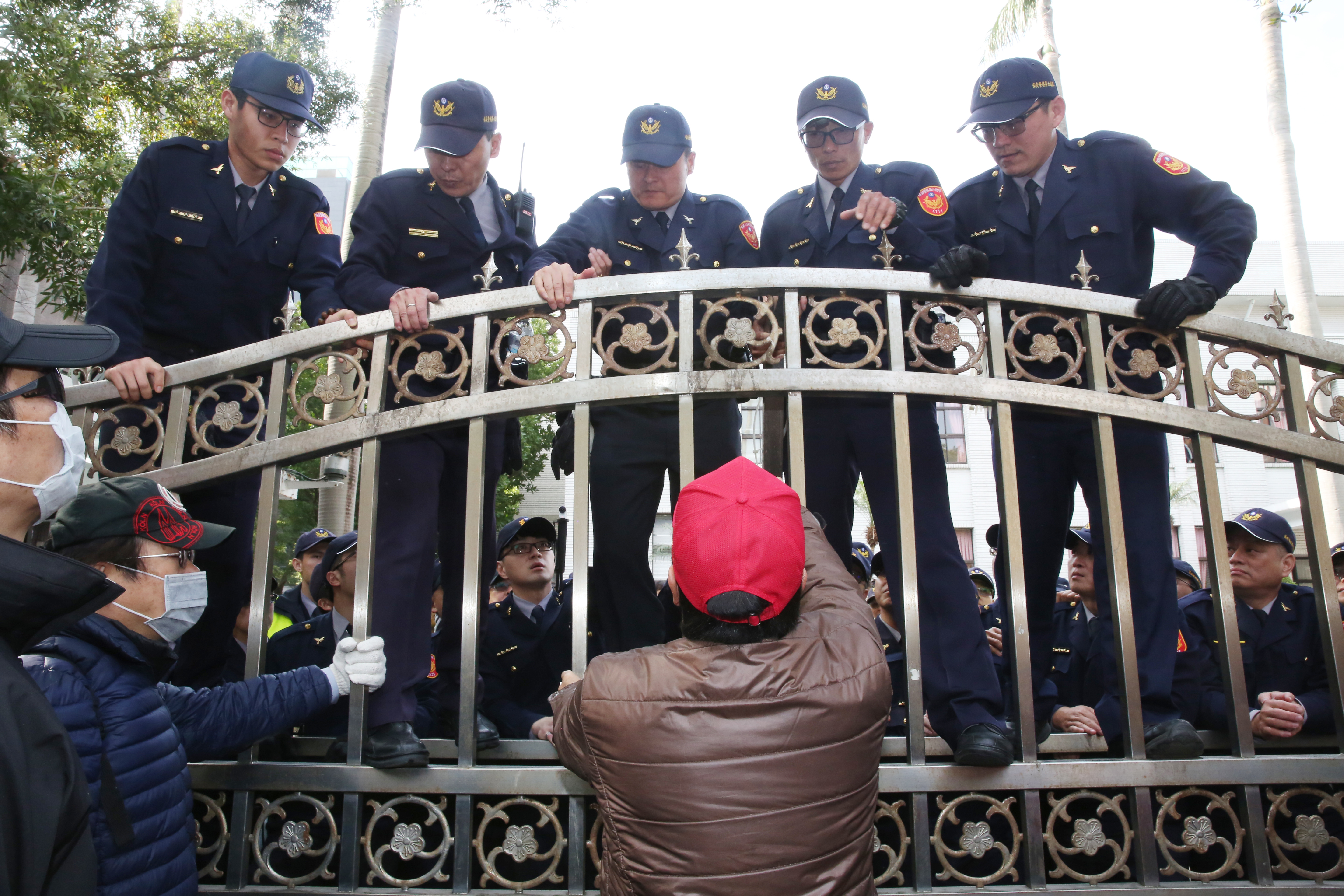 以退伍軍人為主的團體「800壯士」，今天清晨突襲立院抗議，警方以大批警力，在鐵門內阻擋抗議民眾再次闖入。