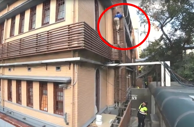 謬德生上午在反年改抗議活動中自高處摔落地面。（翻攝畫面）