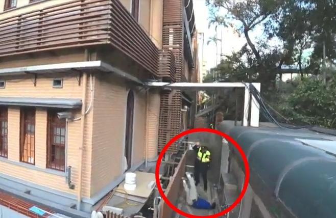 謬德生上午在反年改抗議活動中自高處摔落地面。(翻攝畫面)