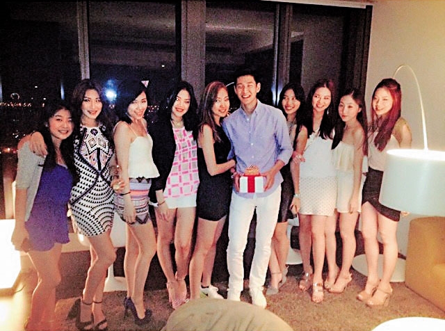  周興哲3年前剛回台灣不久，就與Melinda交往，慶生派對上女方也挽他緊緊