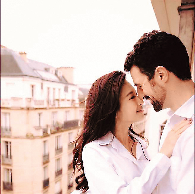 失婚女星覓得春天的還有艾莉絲，2015年她和日籍老公離婚，去年12月對外宣布已經接受在巴黎擔任外交官的英籍男友求婚。