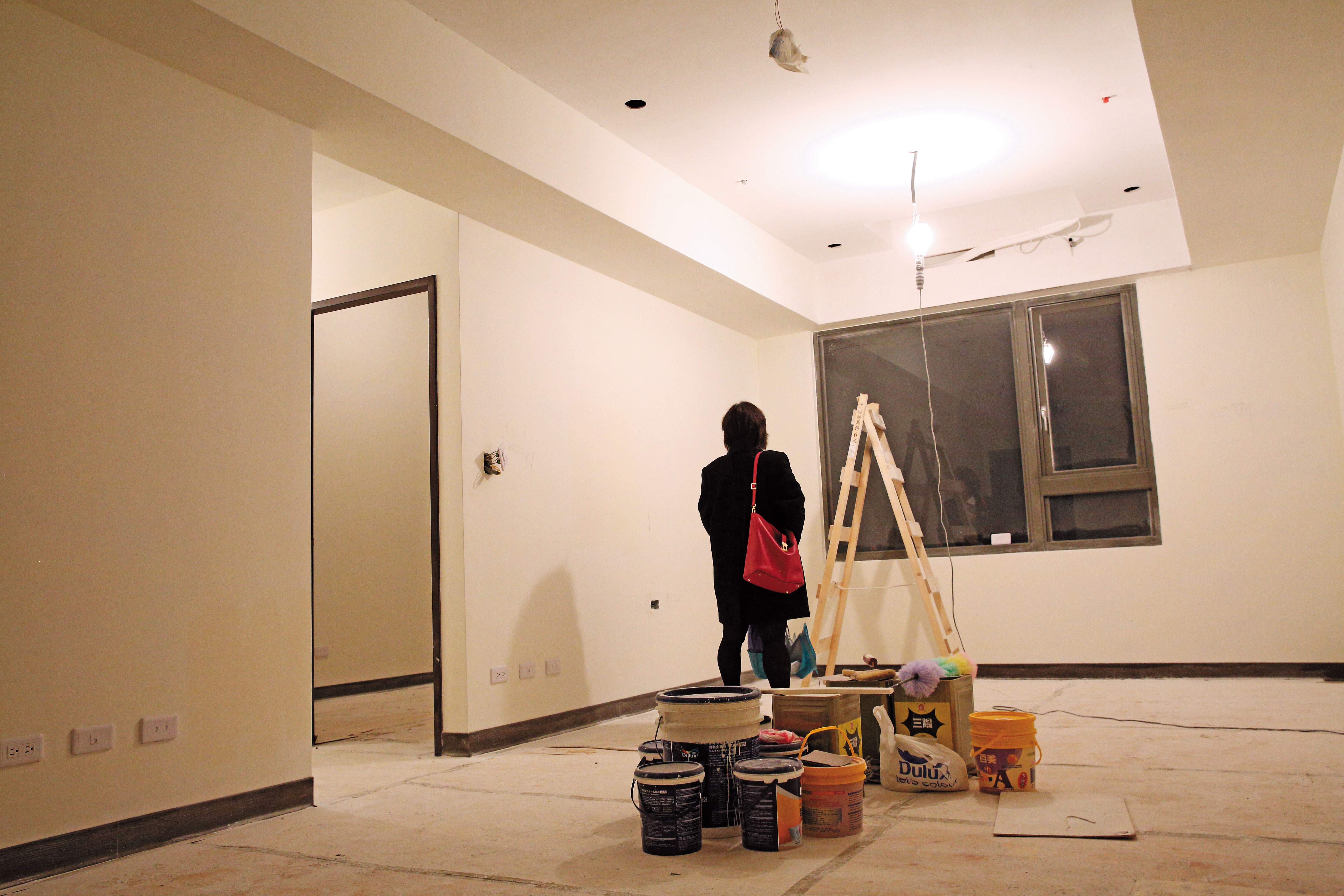 住戶望著尚未驗屋完成的家,感嘆不禁何時可交屋。