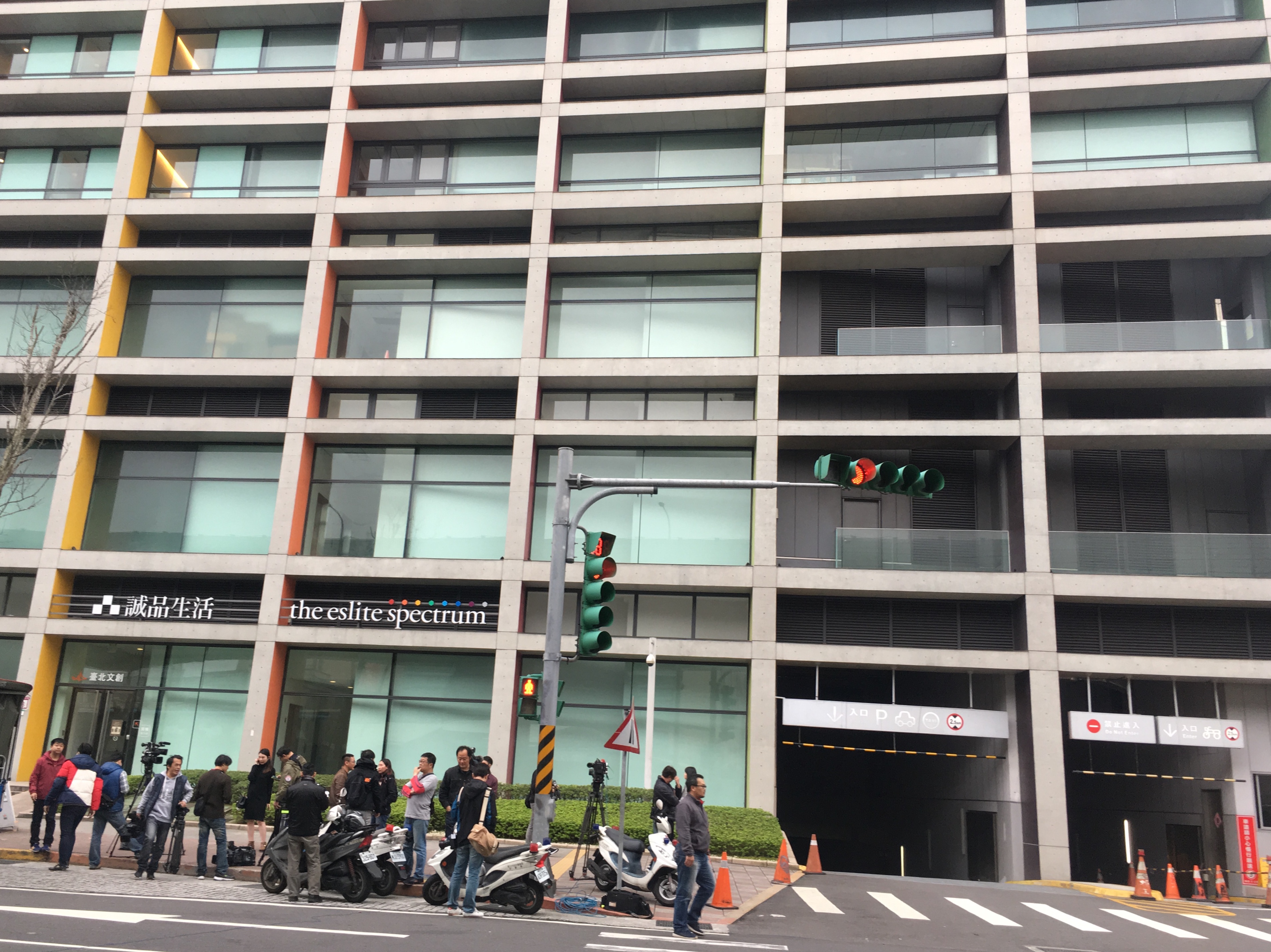 歹徒在松菸大樓停車場外對空開2槍後隨即逃逸。