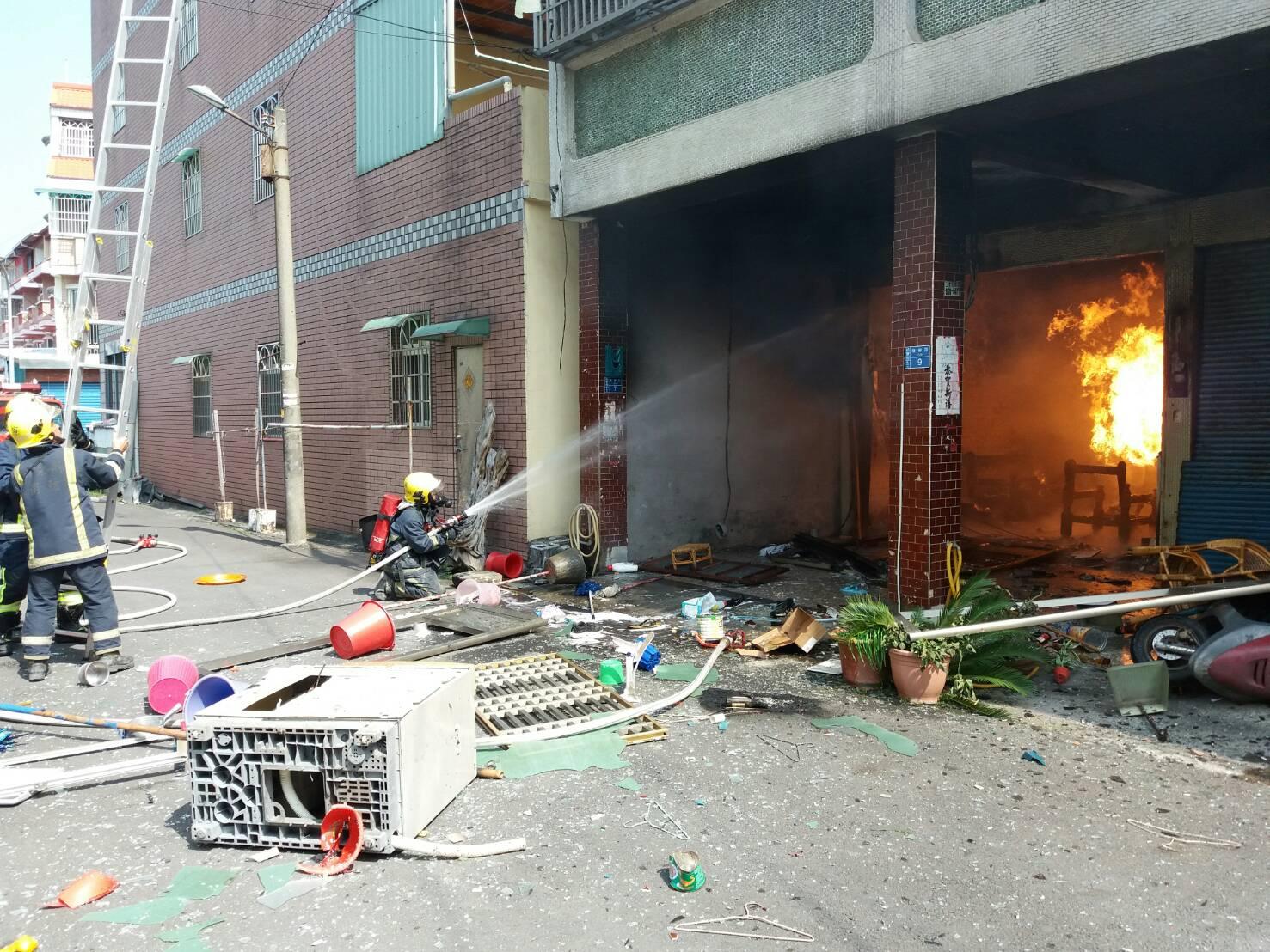 婦人叫了5桶瓦斯引爆輕生，甚至波及2戶民宅，警消趕緊滅火。（屏東警消提供）