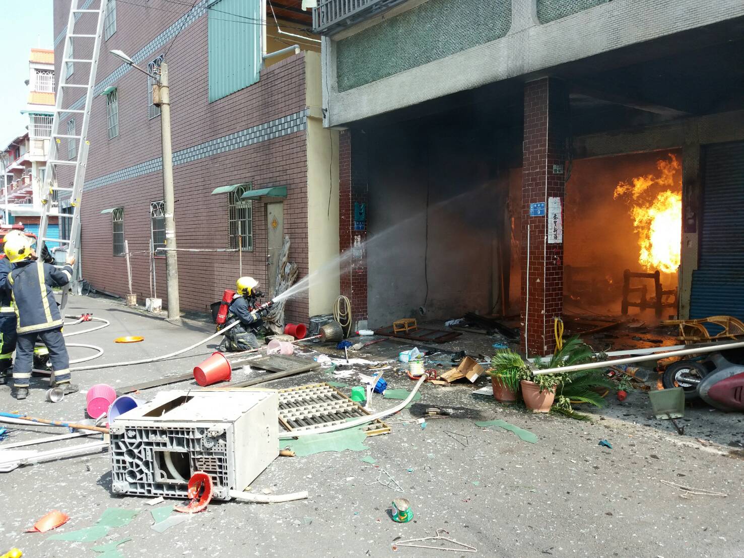 婦人叫了5桶瓦斯引爆輕生，甚至波及2戶民宅，警消趕緊滅火。（屏東警消提供）