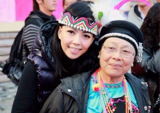 阿妹跟媽媽感情深厚，還曾合唱〈KATSU〉一曲。（翻攝自張惠妹臉書）