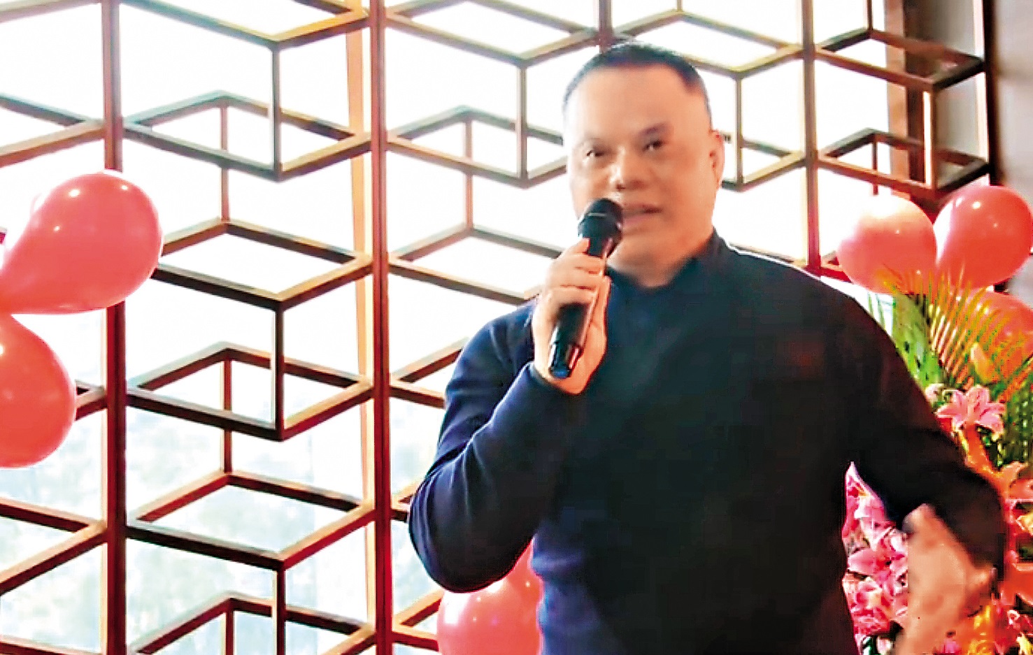 上海龍峰董事長任國龍繞道香港瘋狂買進大同，遭金管會查出是違法陸資，不但開罰並限期賣出持股。