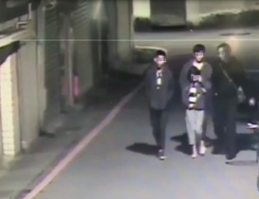 廖女欠前公司債務，昨日深夜遭半強迫帶走。（翻攝畫面）