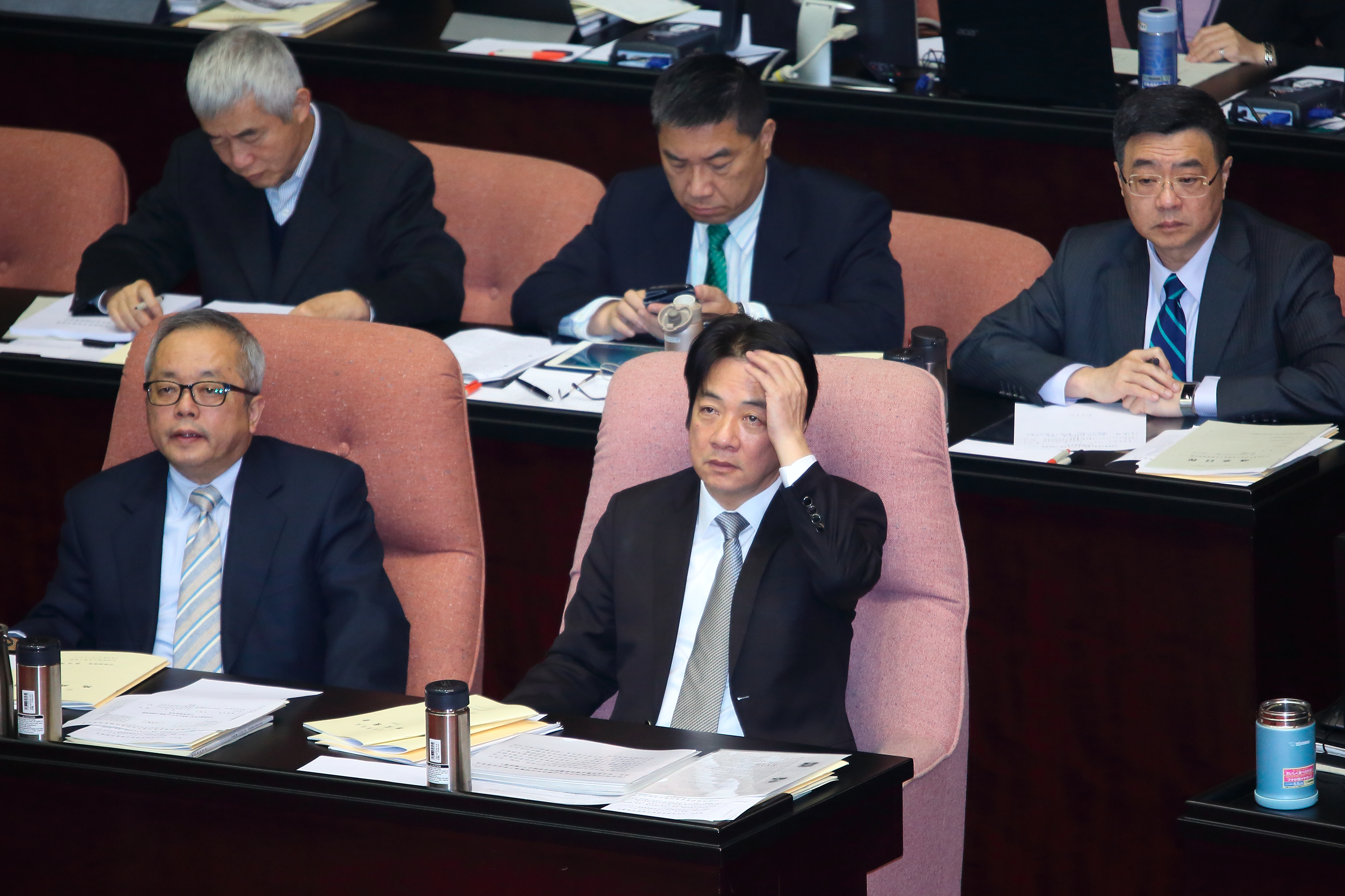 賴清德受訪時證實，原訂本週四行政院會就要討論的軍人年改相關法案，已在昨天決定延後處理。