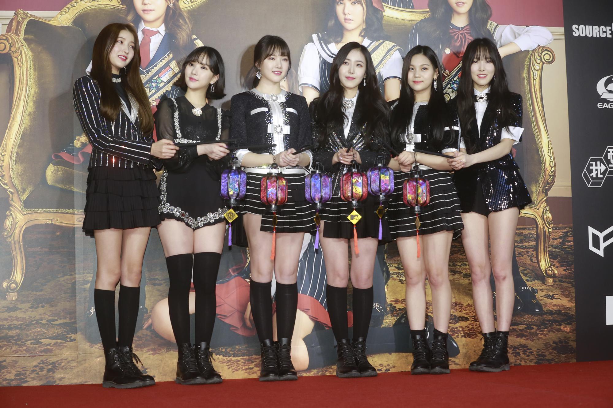 GFRIEND的元宵燈籠初體驗，大感新鮮。
