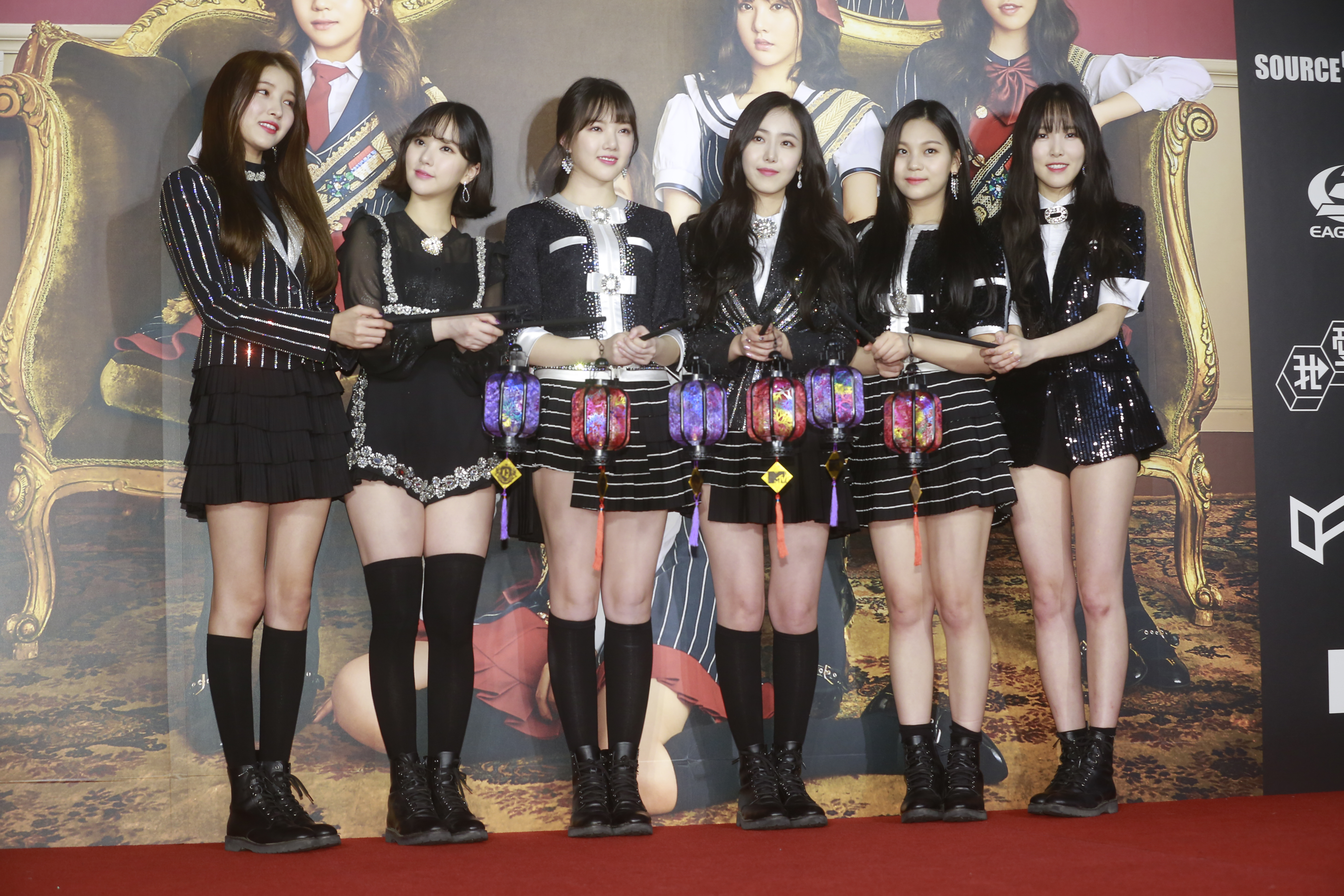 GFRIEND的元宵燈籠初體驗，大感新鮮。