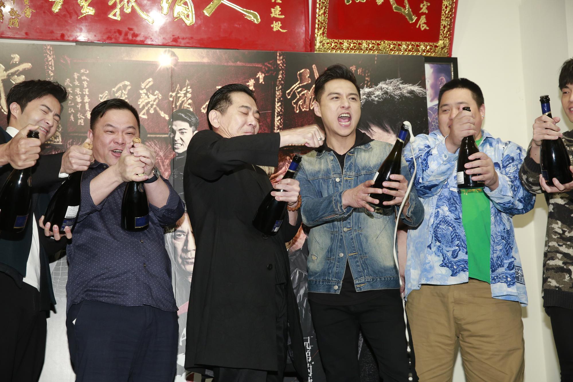 《角頭2》監製張威縯(左二)率領演員開香檳慶祝票房破億,古斌、高捷、鄭人碩、吳震亞等人開心噴灑香檳。