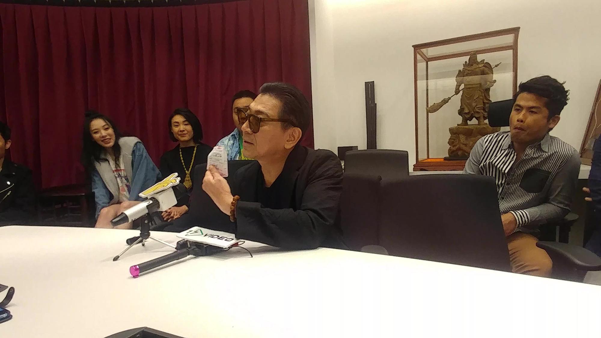 高捷秀出前晚帶老婆去看該片的票根,證明有自掏腰包支持《角頭2》。
