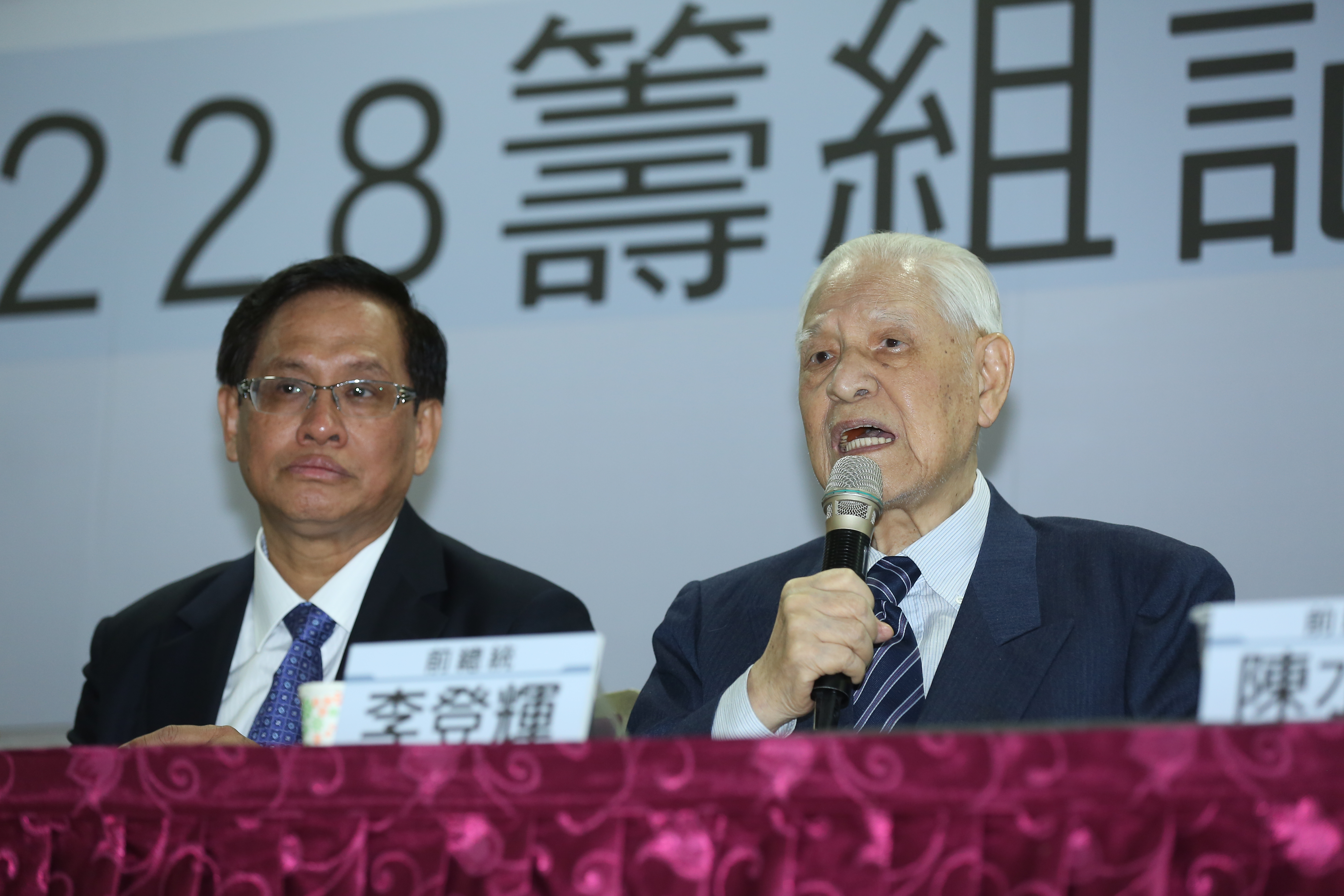 民視董事長郭倍宏（左）籌組喜樂島聯盟，推動明年舉辦獨立公投，前總統李登輝（右）出席力挺。