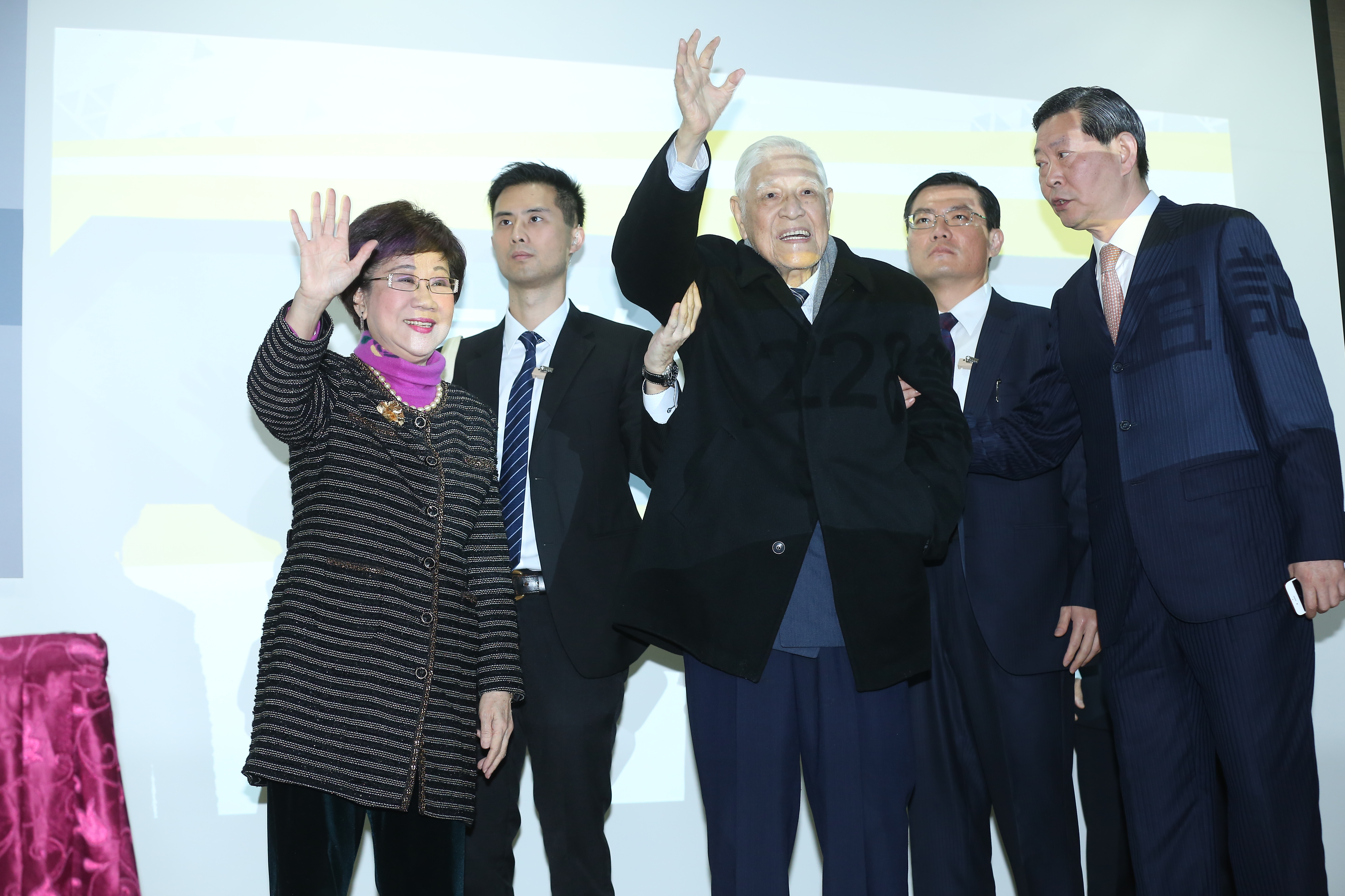 前總統李登輝（右3）、前副總統呂秀蓮（左1）都出席喜樂島聯盟籌組記者會。