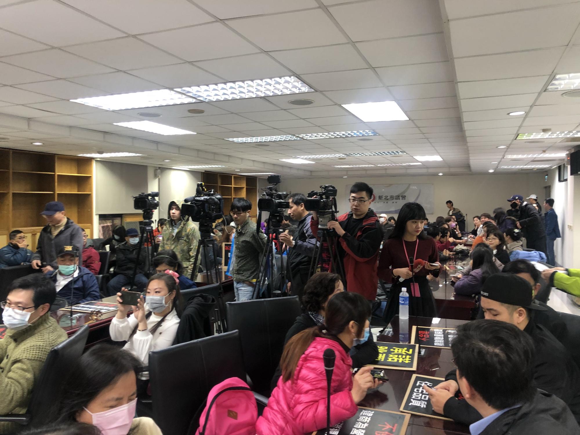 大批住戶集結新北市議會,控訴日勝生缺乏誠意。