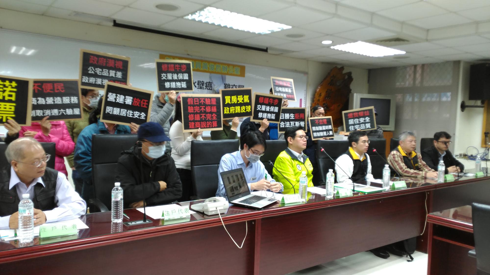 住戶代表控訴建商擺爛,營建署也置之不理。